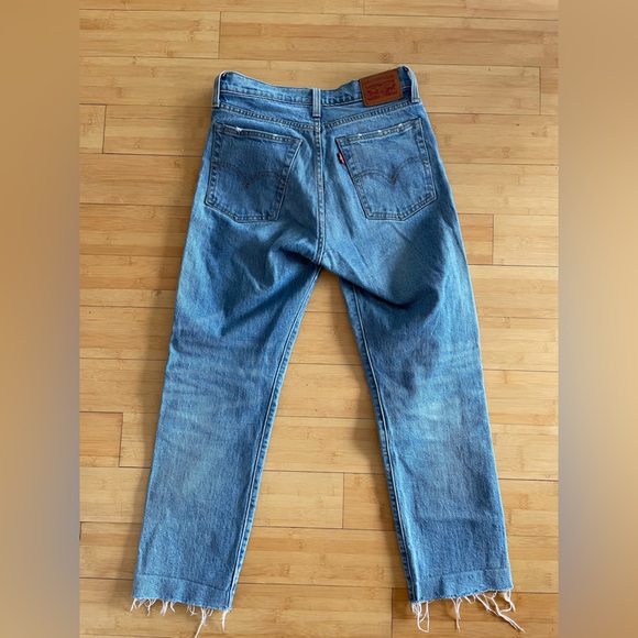 Levi’s Wedgie fit high-waisted raw hem medium-wash jeans - Picture 3 of 6